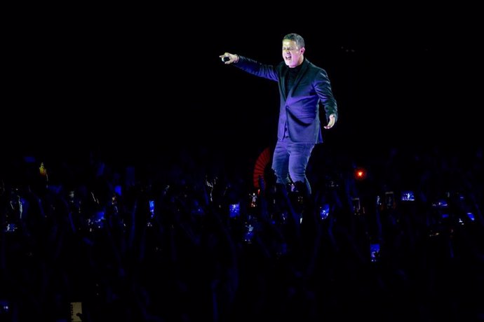 Alejandro Sanz abre en Sevilla la gira '#ElDisco' con un concierto en el Benito Villamarín