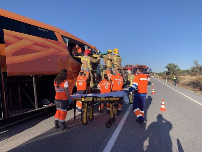 Sucesos.- Ocho heridos, uno de ellos grave, al salirse de la vía un autobús en Membrío (Cáceres)