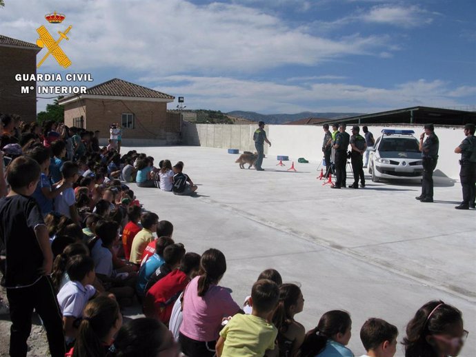Córdoba.- Sucesos.- Guardia Civil realiza una exposición de medios en Baena para 300 alumnos de Infantil y Primaria
