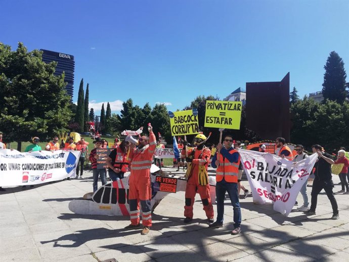 Trabajadores aéreos de Salvamento Marítimo exigen a Fomento una solución ante la amenaza de recortes salariales