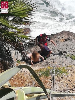 Castellón.- Sucesos.- Rescatan a dos menores atrapados en una roca por el oleaje en Oropesa