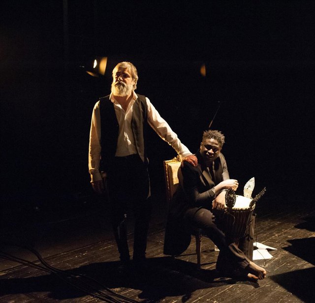 La adaptación teatral de �El corazón de las tinieblas La adaptación teatral de �El corazón de las tinieblas