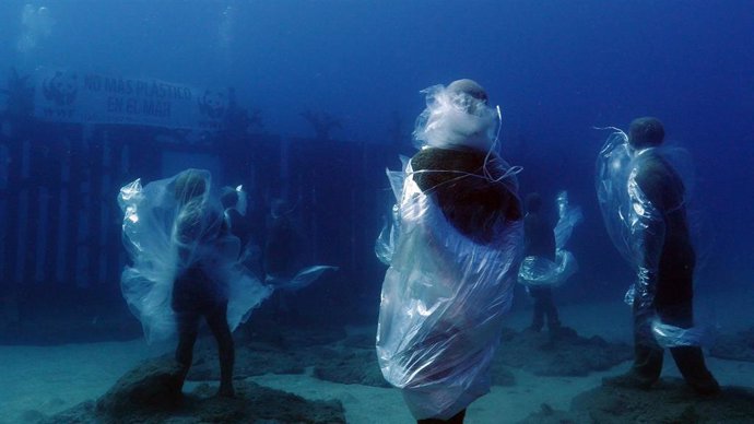 Buceadores del WWF y del Museo Atlántico de Lanzarote denuncian la contaminación por plástico