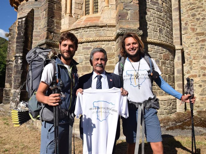 Dos peregrinos caminan 1.200 kilómetros hasta Santo Toribio para recaudar fondos para educación medioambiental