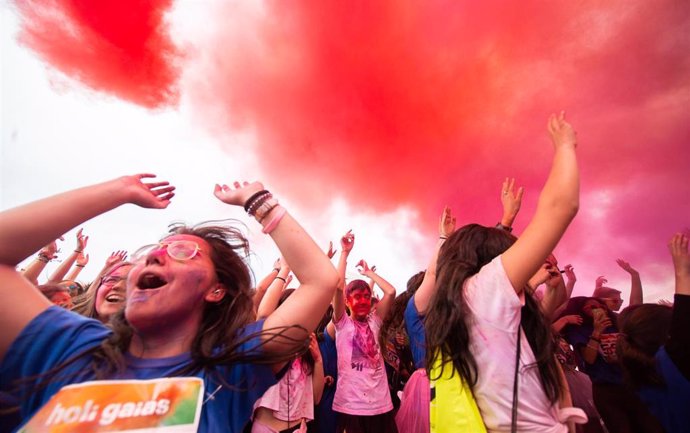 Medio millar de personas participan en la carrera 'Holi Gaiás' en Santiago de Compostela