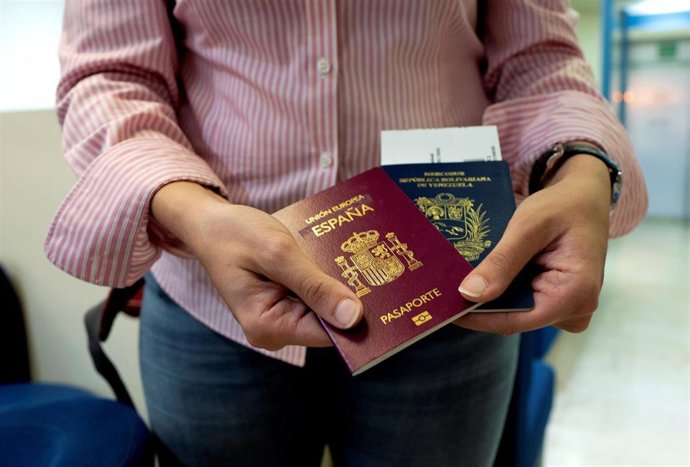 España reconoce la prórroga de validez de los pasaportes venezolanos decretada p