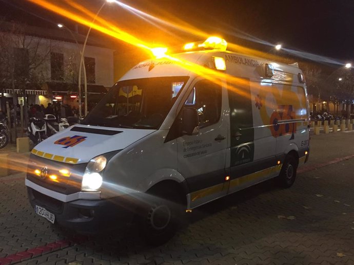 Jaén.- Sucesos.- Trasladan al hospital a cinco heridos tras un accidente entre un turismo y una moto en la capital