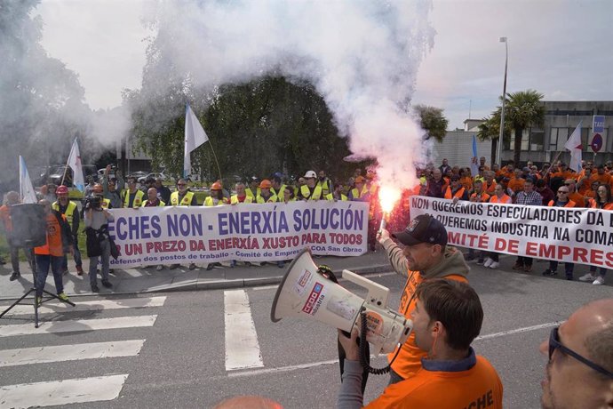 Manifestación en Santiago de Compostela (A Coruña) para reclamar una "solución" al sector electrointensivo