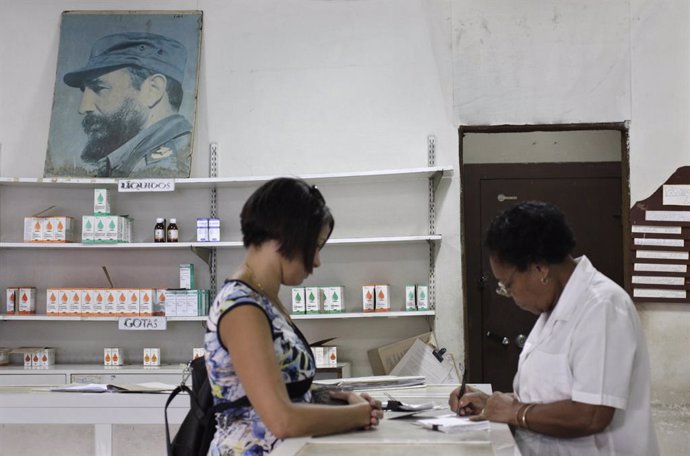 Establecimiento de medicamentos en un centro de salud cubano.
