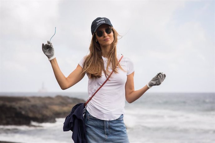 La modelo Ariadne Artiles participa en una recogida de plásticos y basura en una playa de San Borondón (Gran Canaria)