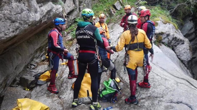 La Guardia Civil participa en una práctica de rescate en barranco organizada por la Federación Aragonesa de Espeleología