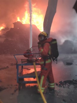 Valencia.- Sucesos.- Controlado un incendio en una planta de reciclaje de Riba-roja con 1.000 metros cuadrados afectados