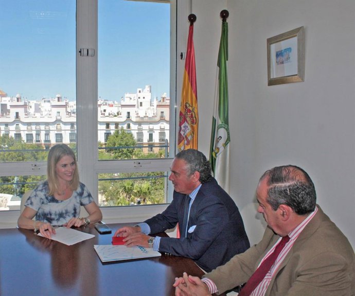 Np,Foto Y Audio Mestre Reunión Colegio Dentistas