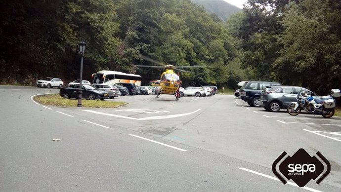Sucesos.- Dos heridos graves tras caer la moto en la que circulaban por un desnivel en Covadonga