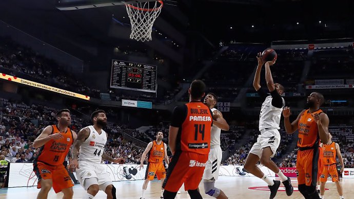 Baloncesto/Liga Endesa.- (Crónica) El Real Madrid olvida la Final Four ante Valencia Basket y defiende su liderato