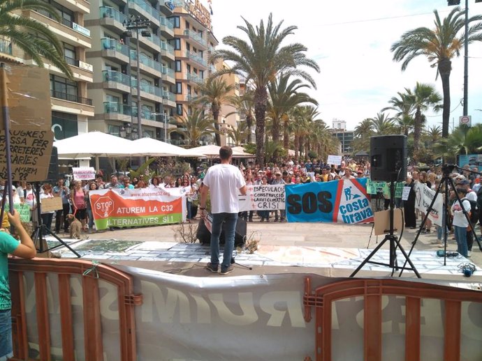 Una concentración reclama parar las obras de prolongación de la C-32 hasta Lloret (Girona)