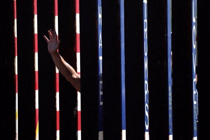 EEUU.- Un juez bloquea temporalmente el uso de fondos del Departamento de Defensa para construir el muro en la frontera