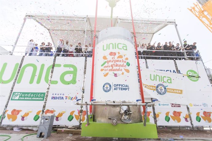 Almería.- La capital elabora el gazpacho más grande del mundo, récord Guinness con 9.800 litros