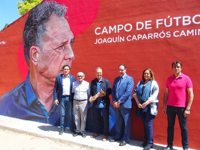 Joaquín Caparrós recibe el homenaje de Cuenca en el campo de fútbol que ya lleva su nombre