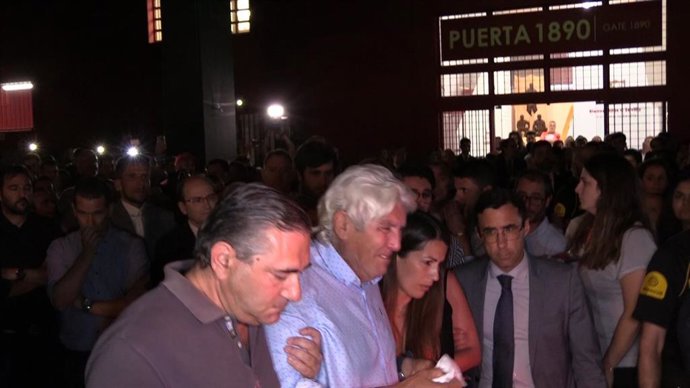 La familia de Reyes despide desconsoladamente al jugador entre lágrimas y llantos