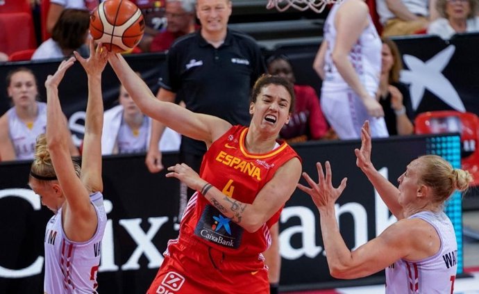 Laura Nicholls, durante un partido con la selección española de baloncesto femenino.