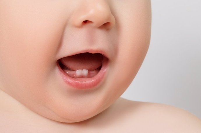 Mito o realidad: ¿la salida de los dientes produce fiebre en los bebés?