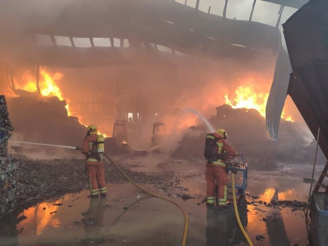 Valencia.- Sucesos.- Extinguido el incendio de la planta de reciclaje de Riba-roja tras arrasar 1.000 m2
