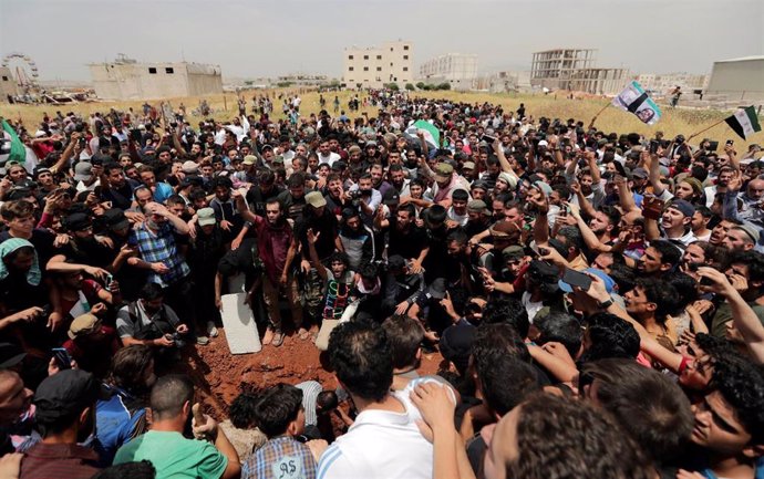 Siria.- Miles de personas acuden al funeral de un portero de fútbol que se unió a los rebeldes contra Al Assad