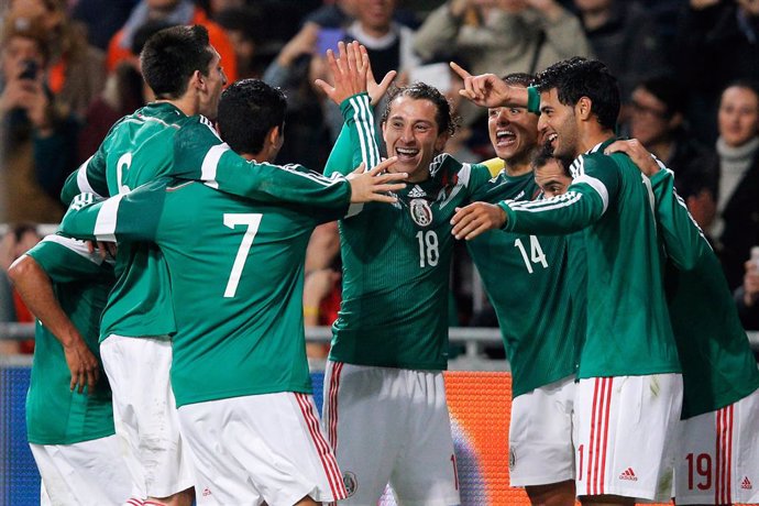México golea 4-2 a Paraguay con gol y asistencia de Dos Santos