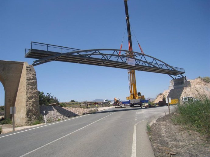 Turismo instala nueva pasarela en la Vía Verde del Campo de Cartagena para mejorar seguridad de viandantes y ciclistas
