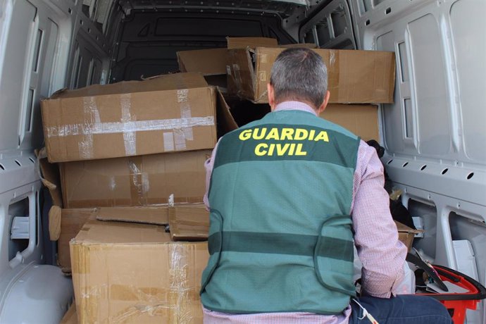 Sucesos.- Desmantelado en Peñafiel (Valladolid) un grupo dedicado a la venta de ropa sustraída de dos camiones en Madrid