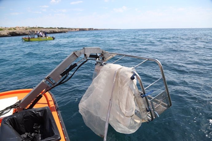 El servicio de limpieza del litoral recoge 11,8 toneladas de residuos desde mayo y casi la mitad son plásticos