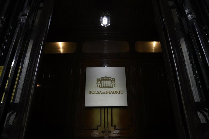 Economía/Bolsa.- El Ibex 35 retrocede un 0,79% en la semana pero retiene los 9.500 puntos