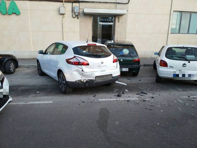 Sucesos.- Policía de Valladolid busca al conductor que ha colisionado con dos coches aparcados en avenida de Irún