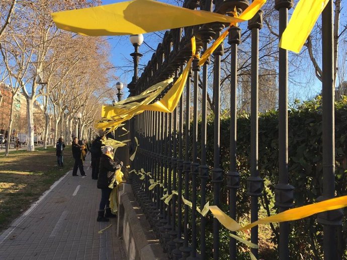 Lazos amarillos por los presos independentistas, junto al Parlament
