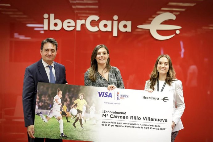 Ibercaja entrega el premio para asistir al partido de la Copa Mundial Femenina de la FIFA