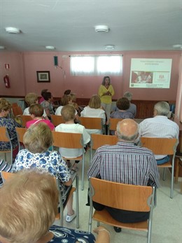 Córdoba.- Unas 50 personas asisten a una sesión informativa sobre testamento vital en Cañete de las Torres