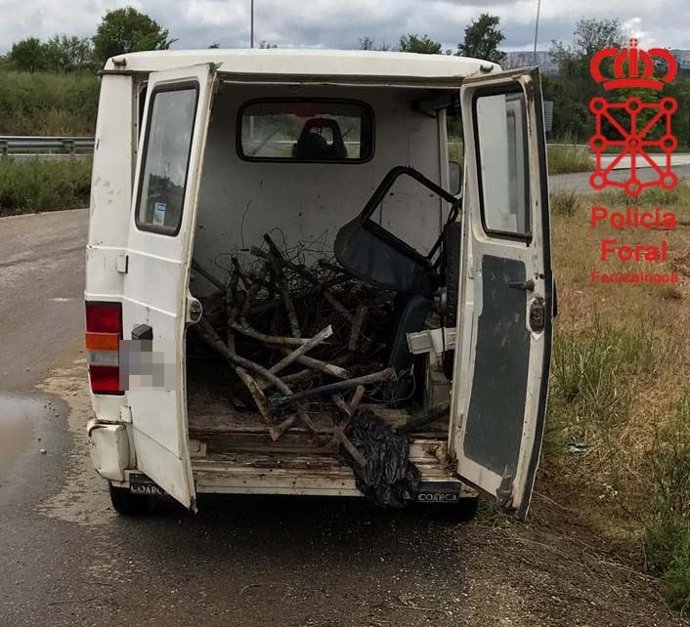 Sucesos.- Sorprendida una pareja cuando robaban postes de hierro y alambres de una finca con un niño de 5 años