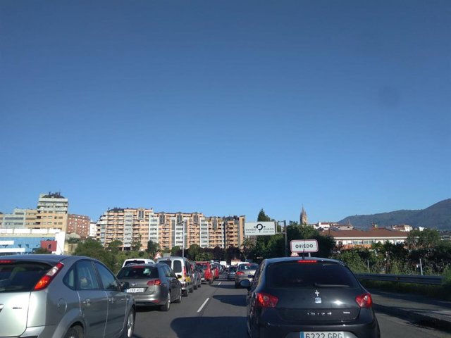 Tráfico.- Retenciones en Oviedo por un accidente en la Ronda Sur 