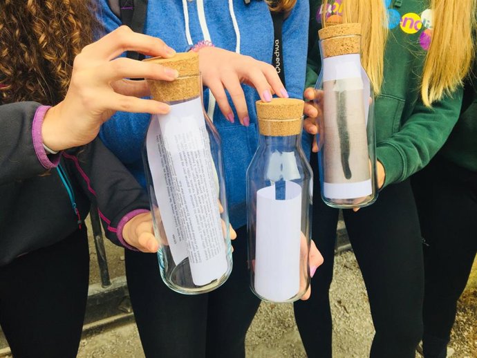 Cerca de 400 estudiantes recorren la GR-225 en la segunda edición de 'Las botellas de la libertad'