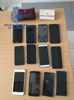 LA POLICÍA NACIONAL DETIENE A DOS HOMBRES POR ROBAR 13 TELÉFONOS MÓVILES EN UNA DISCOTECA