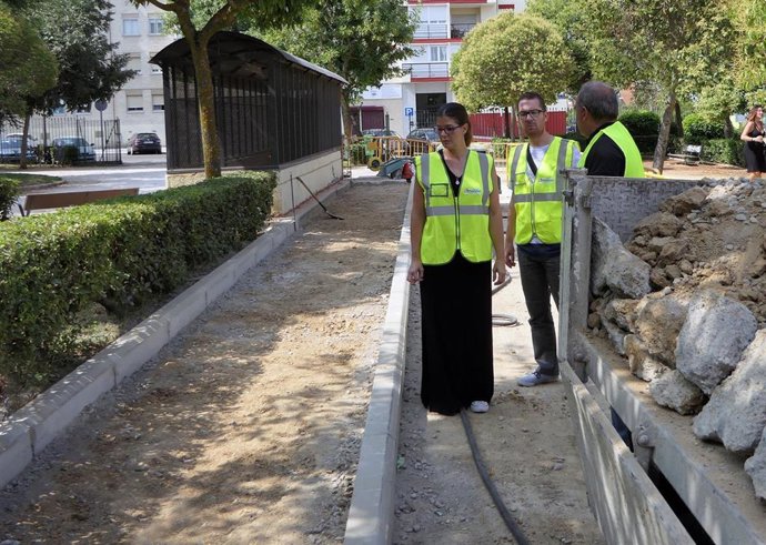 La alcaldesa de Móstoles, Noelia Posse, visita unas boras de acerado