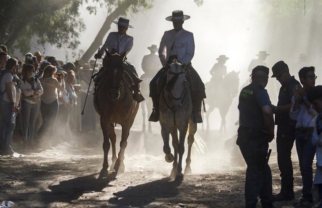 El simpecado de la Hermandad de Huelva a su paso por la Charca