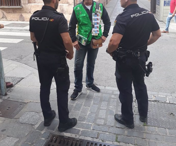Málaga.- La Policía Nacional informa a trabajadores de la ONCE de modalidades delictivas de las que pueden ser víctimas