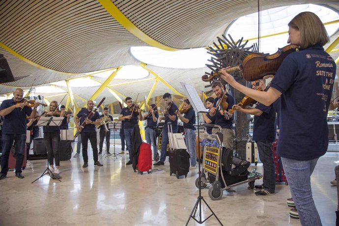 Madrid-Barajas acoge un 'flashmob' de música de la Orquesta Sinfónica de Bucarest