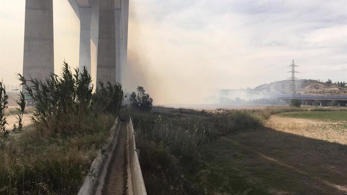 Zaragoza.- Sucesos.- Declarado un incendio de matorral en la N-330, en Cuarte de Huerva