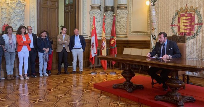 AMP.-Puente insiste en que gobernará en solitario ante la "desconfianza" con VTLP, con quienes hablará en el futuro