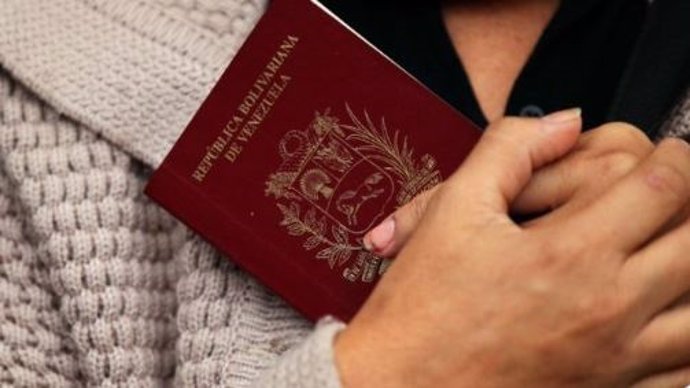 EEUU da por válidos los pasaportes venezolanos caducados hace menos de 5 años, ¿qué significa esta medida para Maduro?