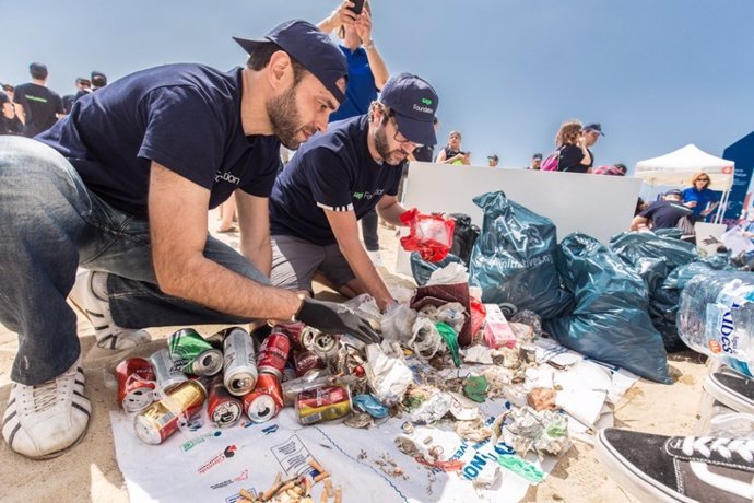 Més de 250 treballadors de Sage recullen 24.000 residus a la Platja de la Barceloneta de Barcelona