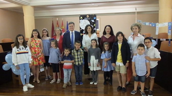 Diputación de Segovia premia a los ganadores del concurso de marcapáginas de los Bibliobuses con un cheque para libros